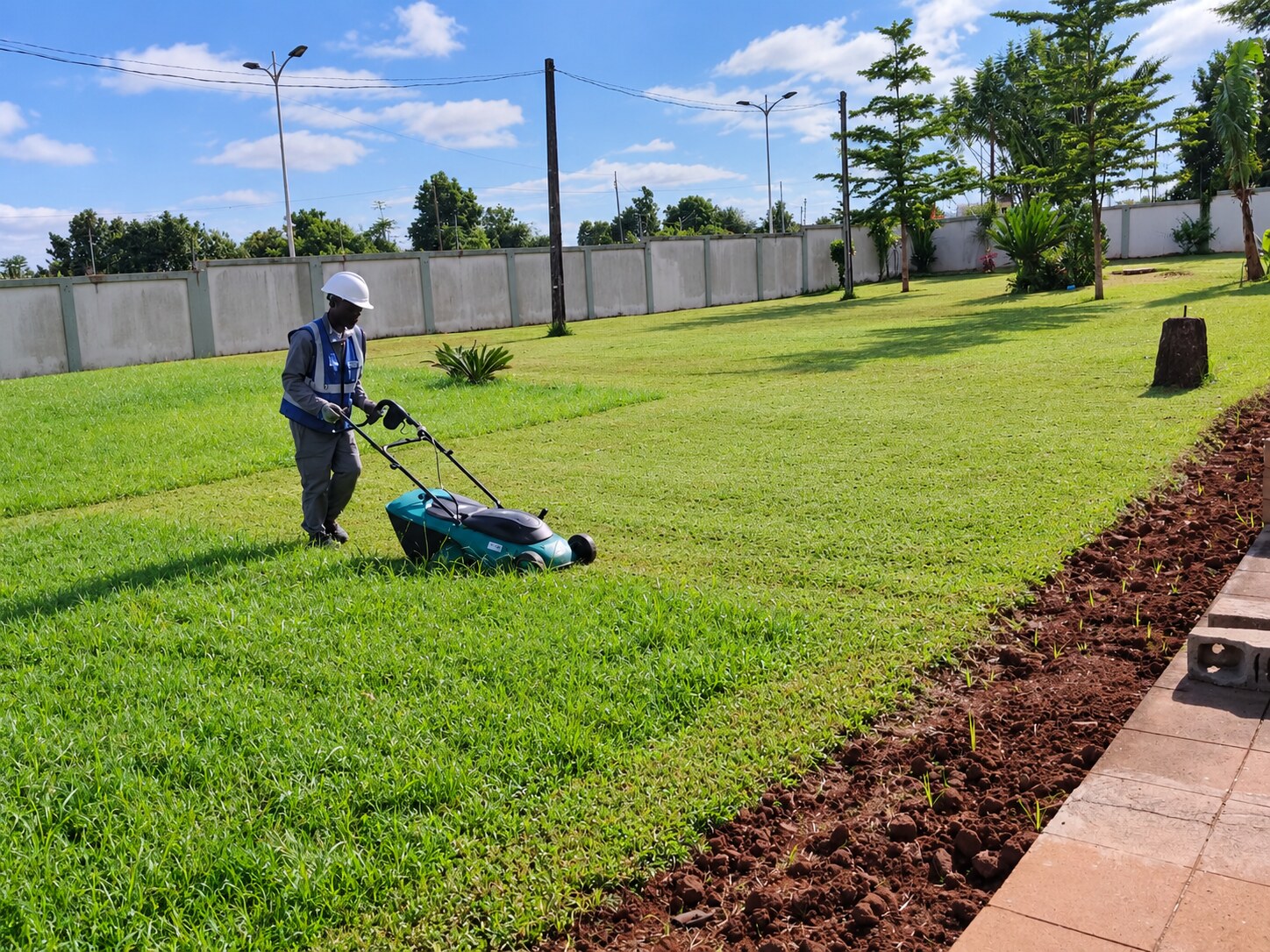 Técnico da Green Point realizando manutenção profissional de relvado