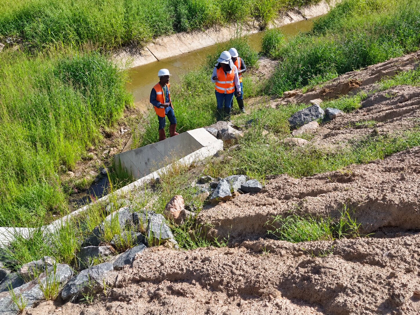 Equipa técnica da Green Point em inspecção de recuperação de áreas degradadas e controlo da erosão